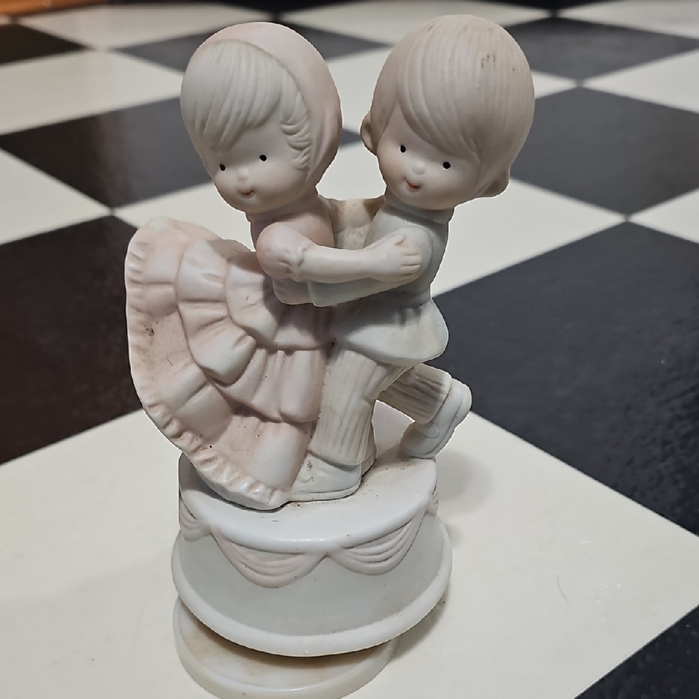 Charming Porcelain Dancing Couple Figurine Musical Rotating  Wedding Couple